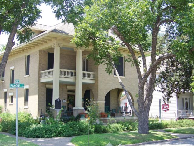 Katy House Bed And Breakfast
