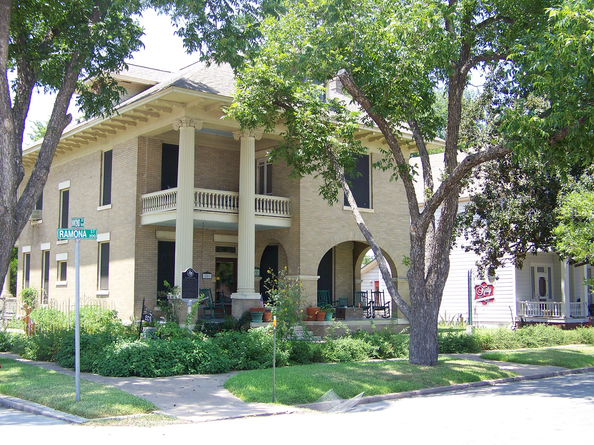 Katy House Bed And Breakfast