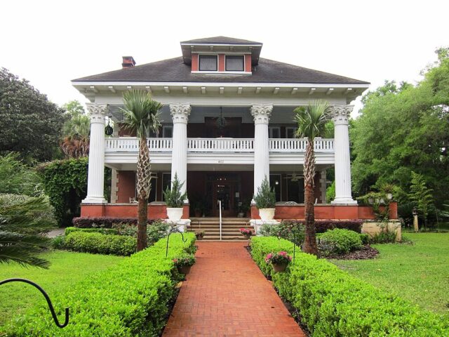 Herlong Mansion Bed And Breakfast