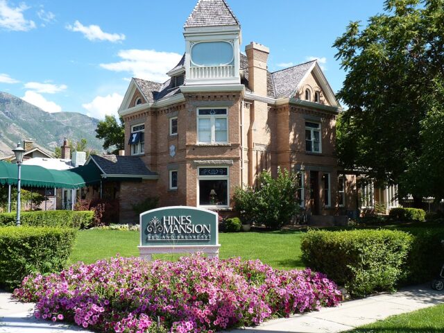 Hines Mansion Bed and breakfast
