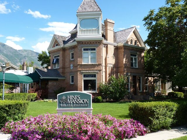 Hines Mansion Bed and breakfast