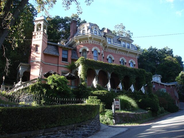 Harry Packer Mansion B&B