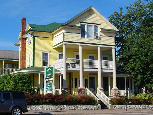 Colonial House Inn B&B
