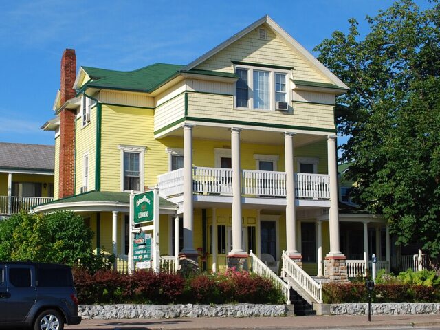 Colonial House Inn B&B